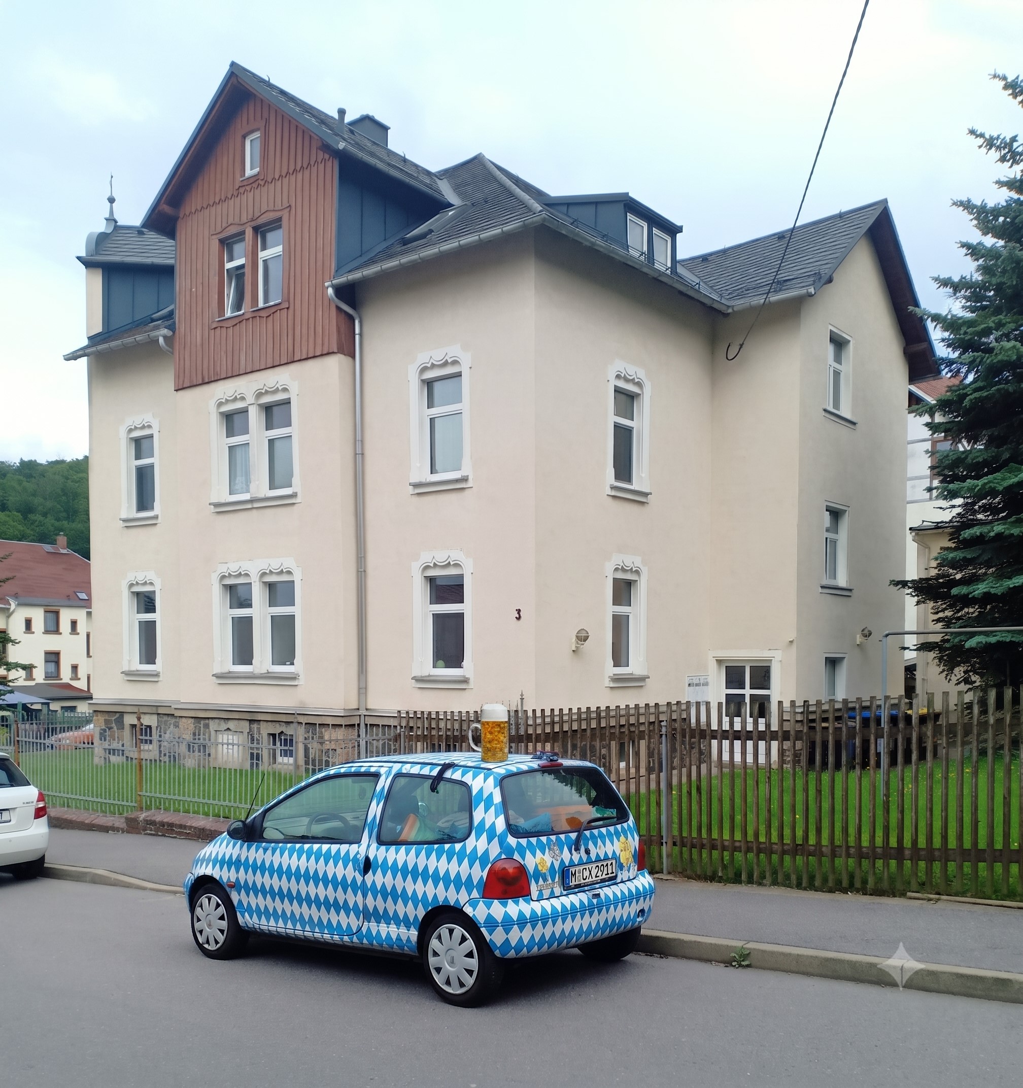 Auto im bayerischen Karomuster - KI Fotobearbeitung